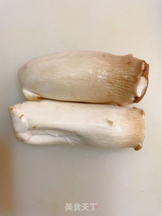 杏鲍菇炒鸡丁的做法步骤：3