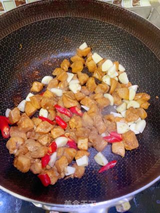 杏鲍菇炒鸡丁的做法步骤：6