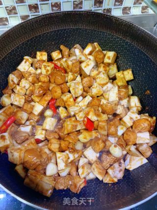 杏鲍菇炒鸡丁的做法步骤：7