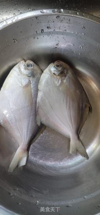 黄豆酱蒸银鲳鱼的做法步骤：1