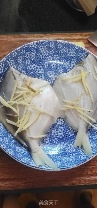 黄豆酱蒸银鲳鱼的做法步骤：2