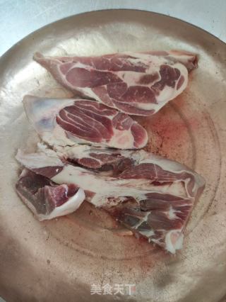 辣椒孜然烤羊腿肉的做法步骤：1