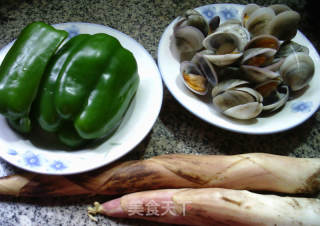 圆蛤柿子椒炒雷笋的做法步骤：1