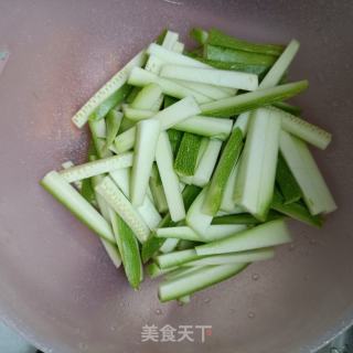 肉条炒茭瓜条的做法步骤：3