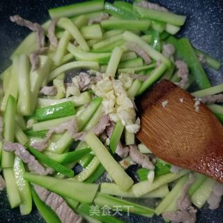 肉条炒茭瓜条的做法步骤：10
