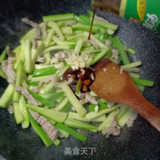肉条炒茭瓜条的做法步骤：11