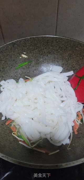 三丝炒河粉的做法步骤：6