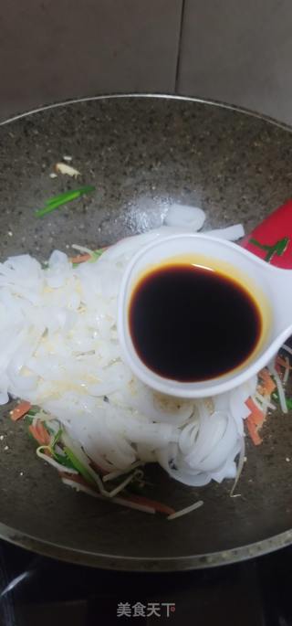 三丝炒河粉的做法步骤：7