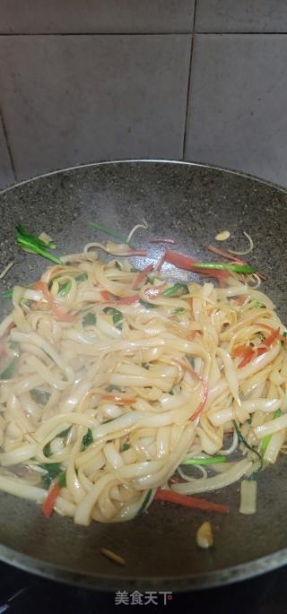 三丝炒河粉的做法步骤：8