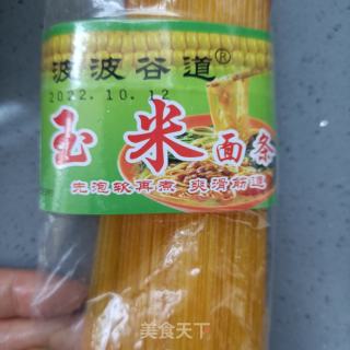 肉丝小鸡枞菌香覃拌玉米面条的做法步骤：1