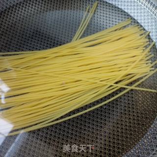 肉丝小鸡枞菌香覃拌玉米面条的做法步骤：2