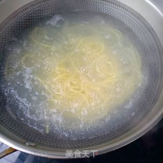 肉丝小鸡枞菌香覃拌玉米面条的做法步骤：3