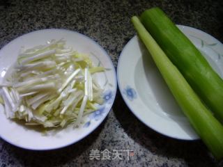 韭黄炒莴笋的做法步骤：1