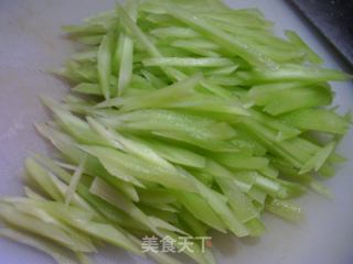 韭黄炒莴笋的做法步骤：2