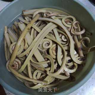 酸菜炒蕨菜的做法步骤：1