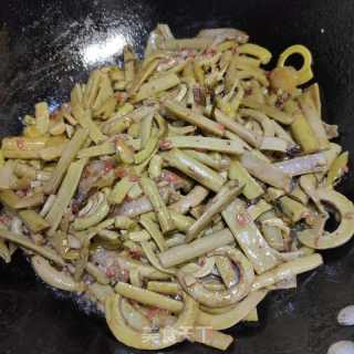 酸菜炒蕨菜的做法步骤：11