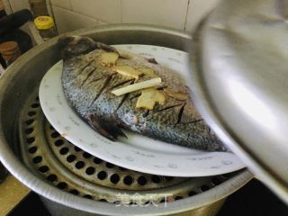 清蒸淡水鲳鱼的做法步骤：2