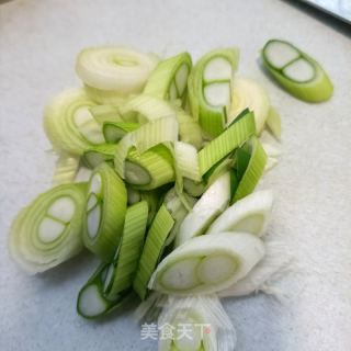 葱爆活海参的做法步骤：1