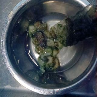 葱爆活海参的做法步骤：3