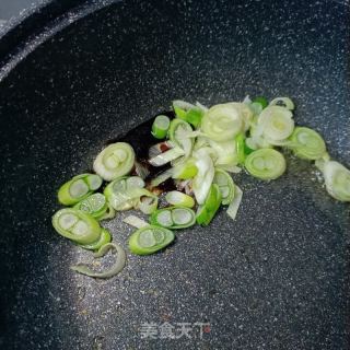 葱爆活海参的做法步骤：7
