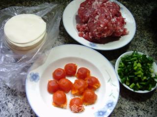 咸蛋黄肉馅饺子的做法步骤：1