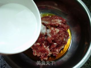 咸蛋黄肉馅饺子的做法步骤：6