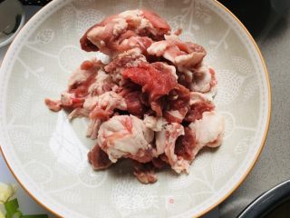 酸菜炒羊肉的做法步骤：2