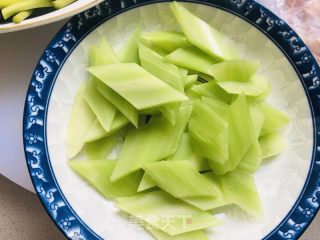 莴笋炒肉的做法步骤：1