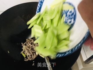 莴笋炒肉的做法步骤：5