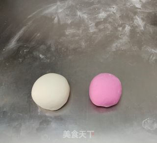 双色水饺的做法步骤：1