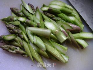 蘑菇炒芦笋的做法步骤：2