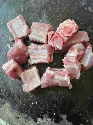 菠萝排骨的做法步骤：1