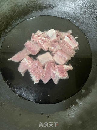 菠萝排骨的做法步骤：2