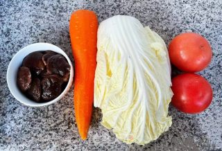番茄白菜胡萝卜香菇牛肉筋汤的做法步骤：1