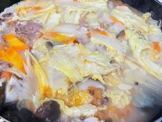 番茄白菜胡萝卜香菇牛肉筋汤的做法步骤：10