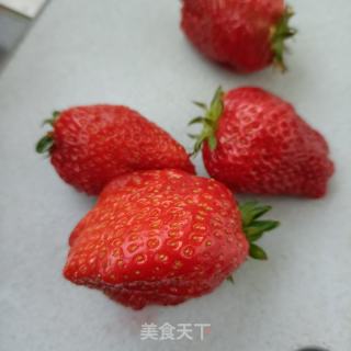 蜂蜜刺梨汁浸草莓的做法步骤：2