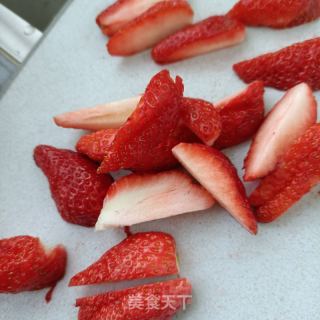 蜂蜜刺梨汁浸草莓的做法步骤：3