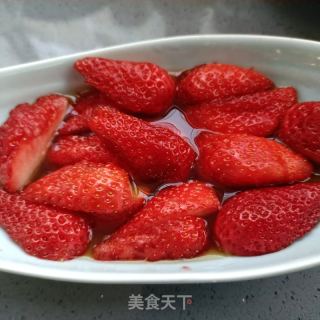 蜂蜜刺梨汁浸草莓的做法步骤：7