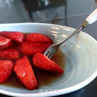 蜂蜜刺梨汁浸草莓的做法步骤：10