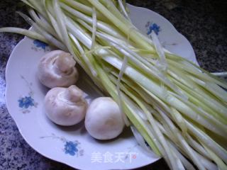 蘑菇炒韭黄的做法步骤：1