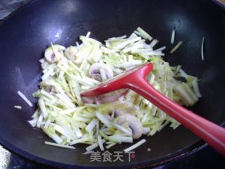 蘑菇炒韭黄的做法步骤：5