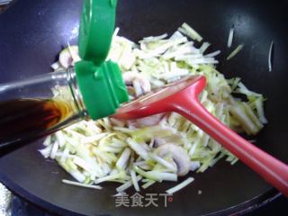 蘑菇炒韭黄的做法步骤：6