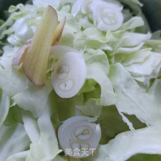 蛤蜊肉炒圆白菜的做法步骤：1