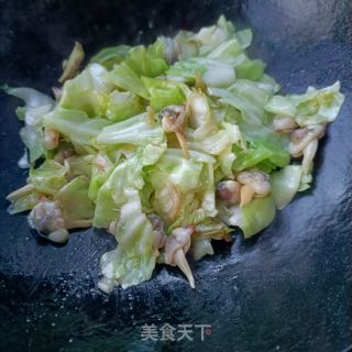 蛤蜊肉炒圆白菜的做法步骤：6