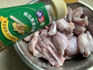 酸菜牛蛙的做法步骤：1