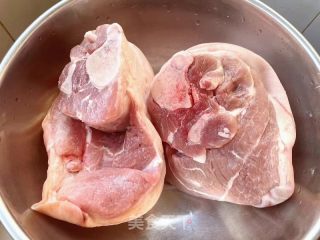 猪肘肉夹馍的做法步骤：1