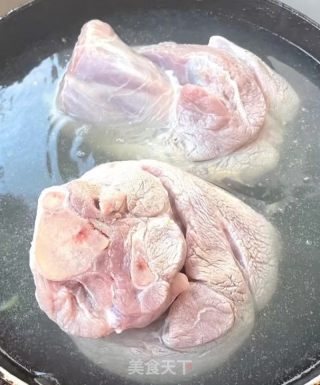 猪肘肉夹馍的做法步骤：2