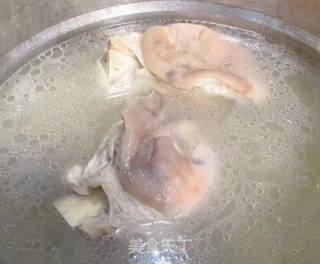 猪肘肉夹馍的做法步骤：4