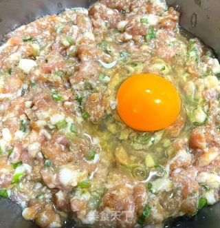 鲜肉皮蛋云吞的做法步骤：3