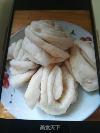 五香花卷的做法步骤：8